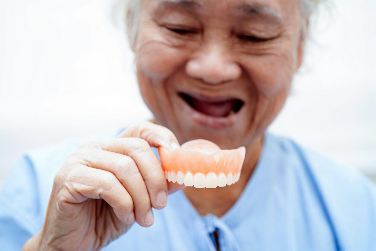What Happens the First Week of Wearing Dentures